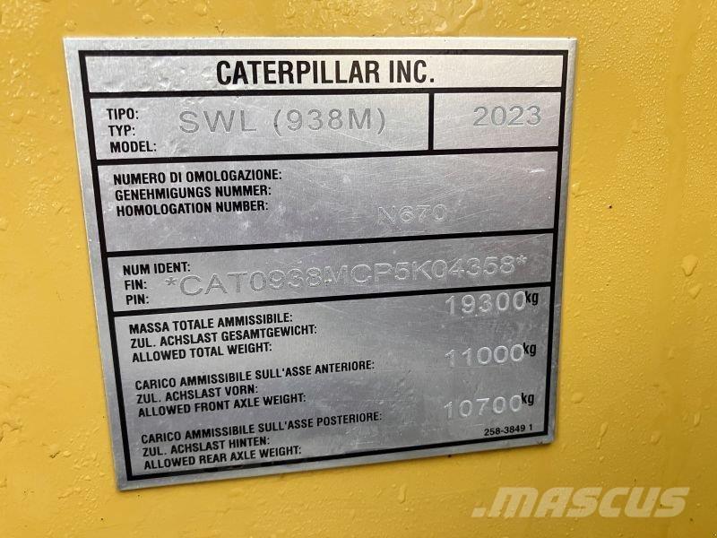 CAT 938M لوادر بعجل