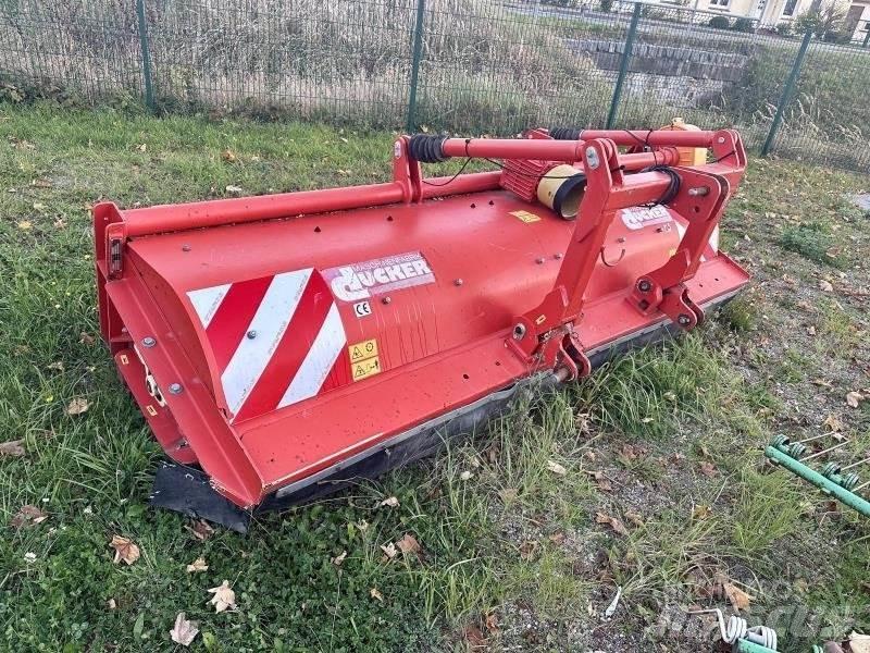 Dücker UM 30 خراطات سماد