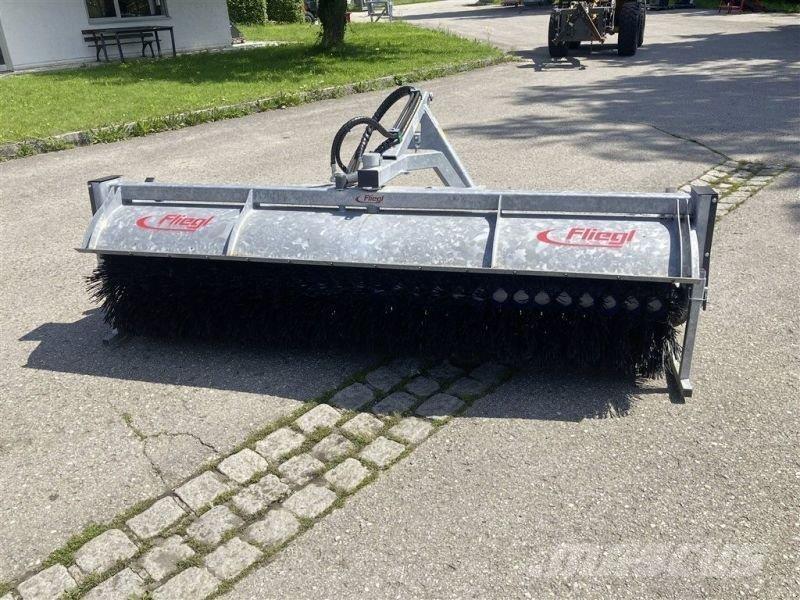 Fliegl TYP 700 كناسات
