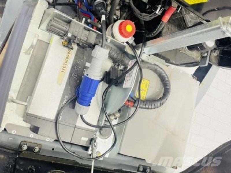 GiANT G2200E لوادر انزلاقية التوجيه