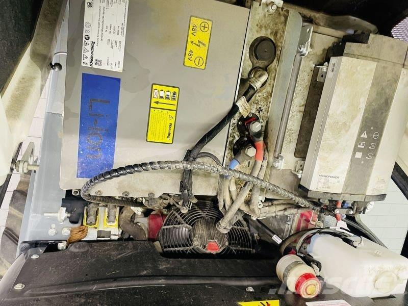 GiANT G2700E لوادر انزلاقية التوجيه