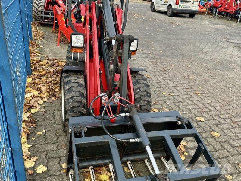 Schäffer 2028 لوادر وحفارات أمامية