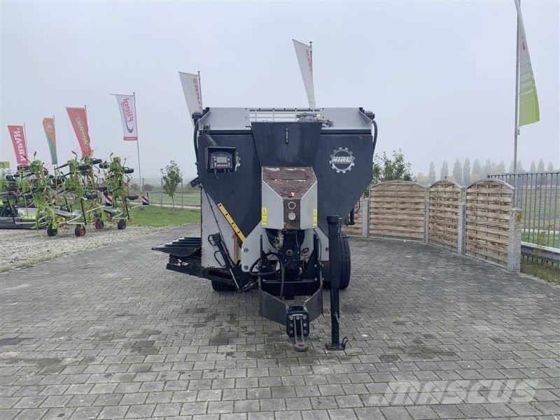 Titan 1100 ملقمات خلاط