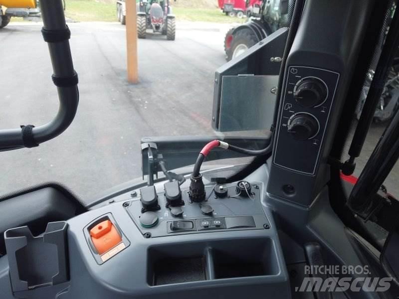 Valtra Q305 الجرارات