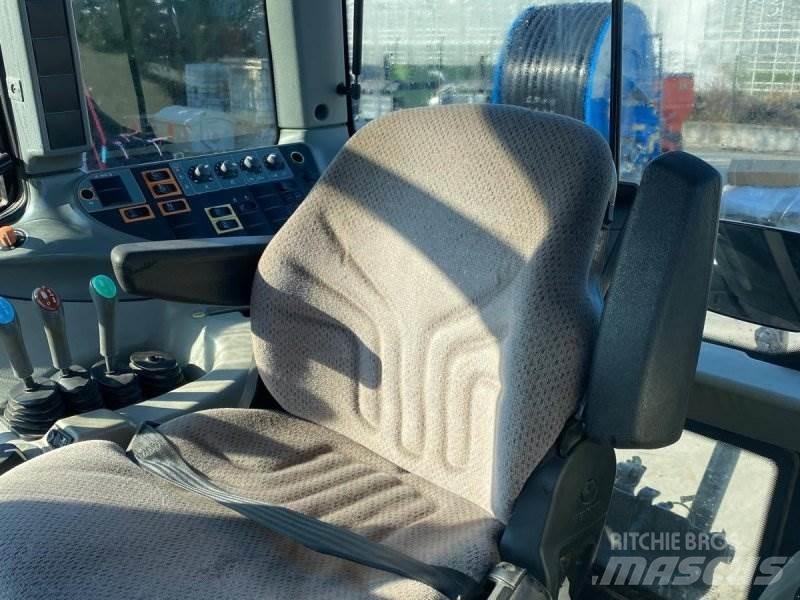 Valtra T153 H الجرارات