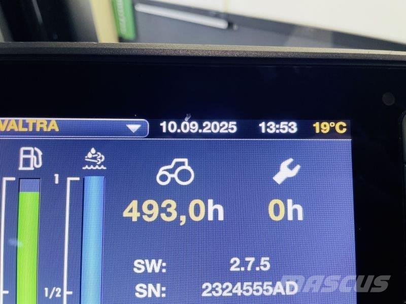 Valtra T215D الجرارات