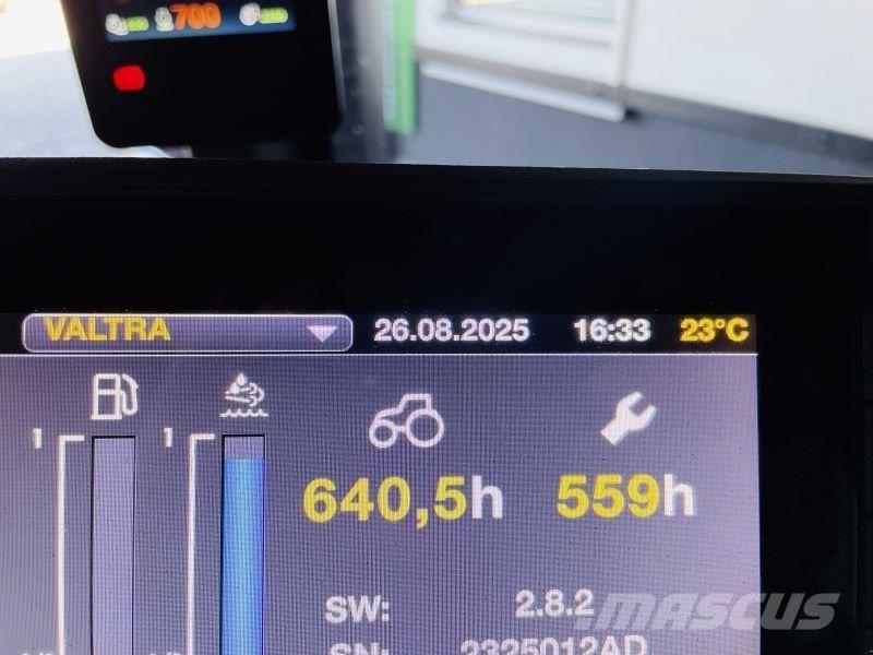 Valtra T215D الجرارات