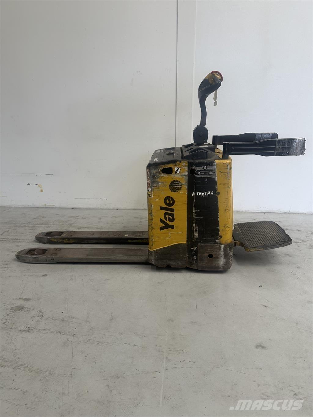 Yale MP20X - 300 AH رافعة منخفضة المستوى ذات منصة