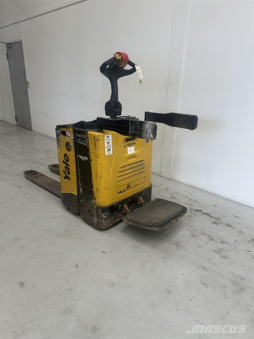 Yale MP20X - 300 AH رافعة منخفضة المستوى ذات منصة
