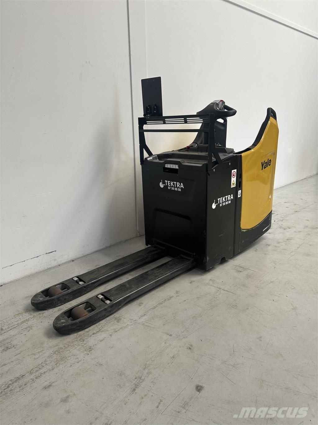 Yale MP20X-E843 رافعة منخفضة المستوى ذات منصة