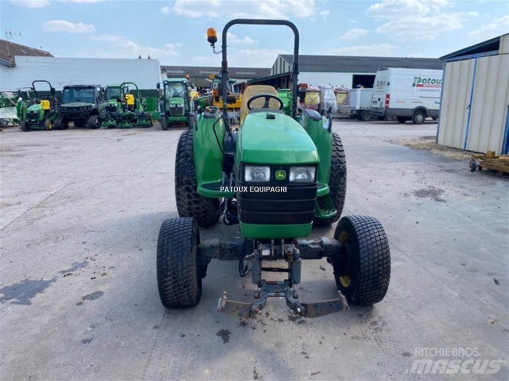 John Deere 4710 الجرارات