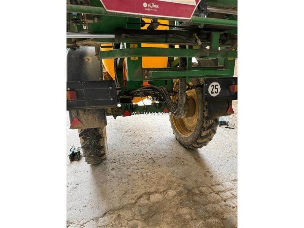 John Deere 832I الرشاشات