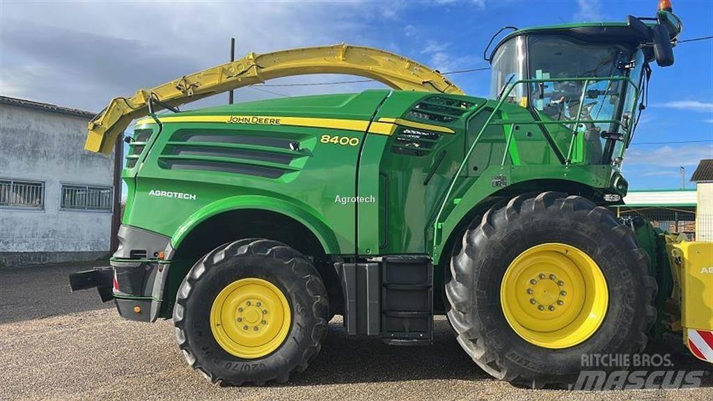 John Deere 8400 حصادات الأعلاف