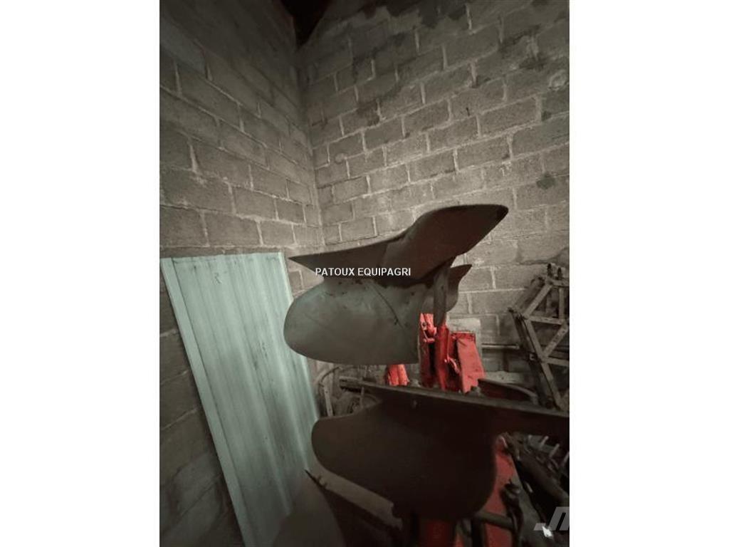 Kuhn MASTER 100 محاريث تقليدية