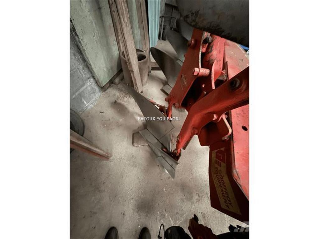 Kuhn MASTER 100 محاريث تقليدية