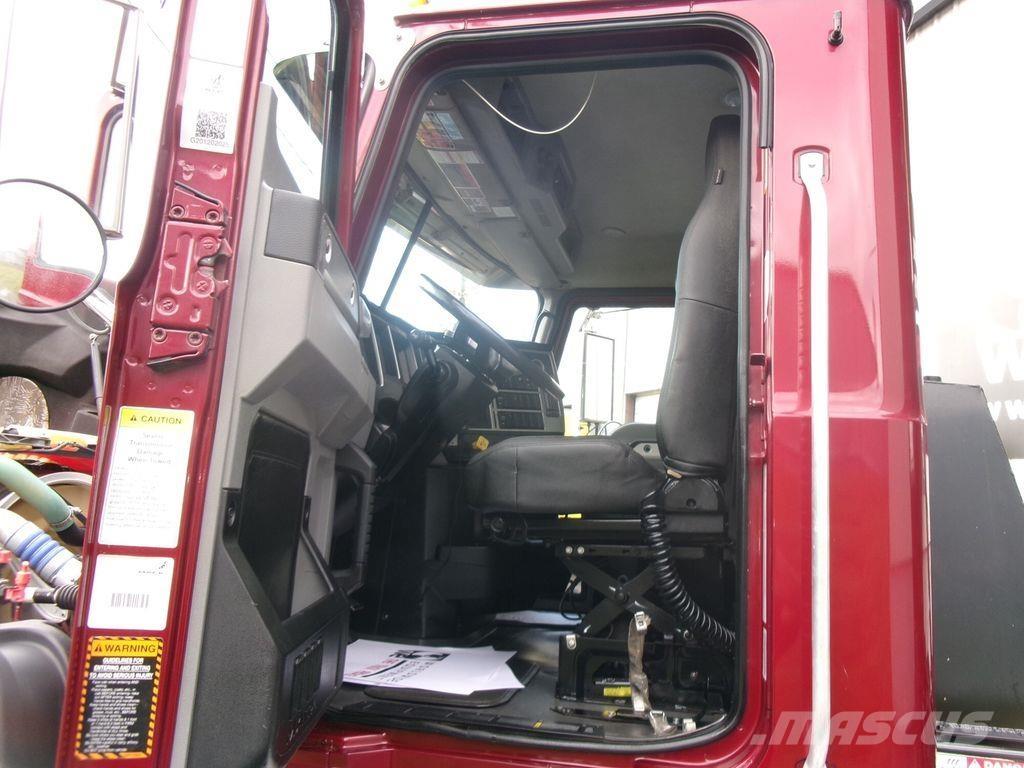 Mack GR64F شاحنات قلابة