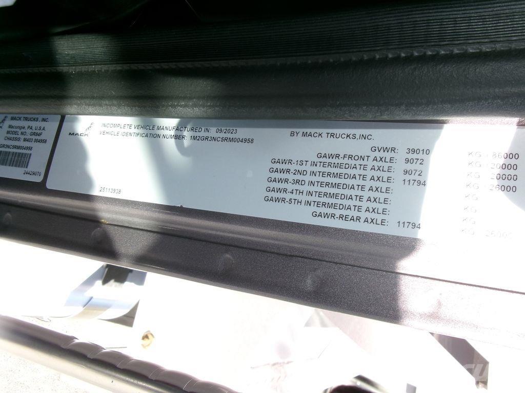 Mack GR64FR شاحنات قلابة