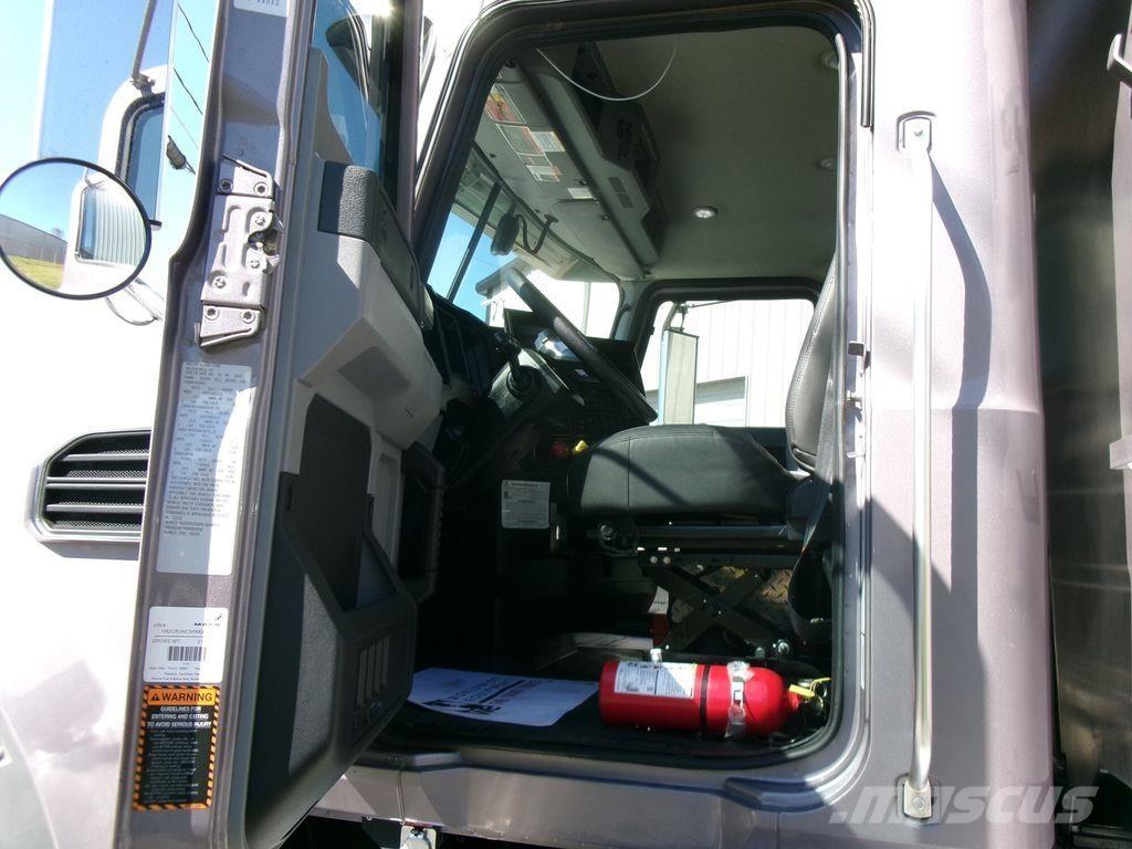 Mack GR64FR شاحنات قلابة