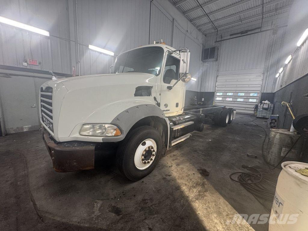 Mack GU813 شاحنات بمقصورة وهيكل