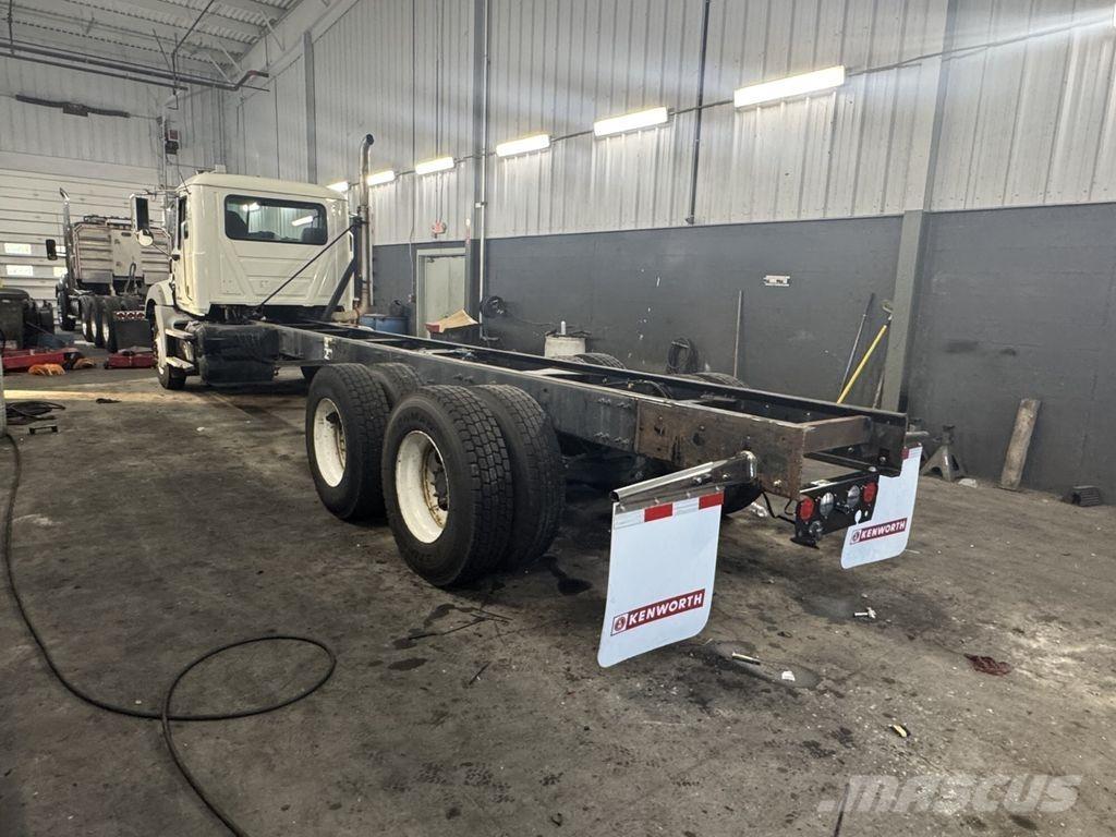 Mack GU813 شاحنات بمقصورة وهيكل