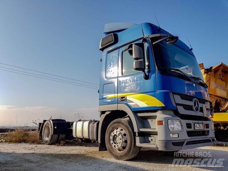 Mercedes-Benz 18.46 شاحنات بمقصورة وهيكل