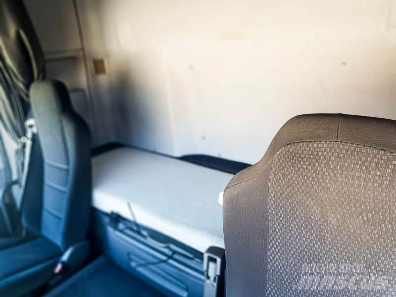 Mercedes-Benz 18.46 شاحنات بمقصورة وهيكل