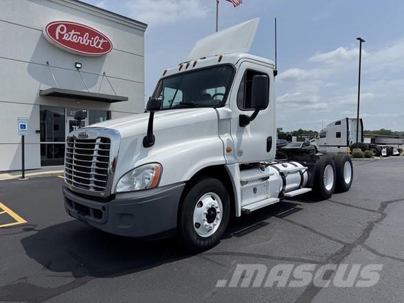 Freightliner CASCADIA 113 وحدات الجر