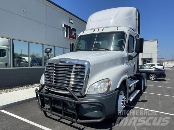 Freightliner CASCADIA 126 وحدات الجر