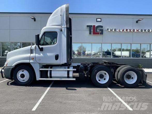 Freightliner CASCADIA 126 وحدات الجر