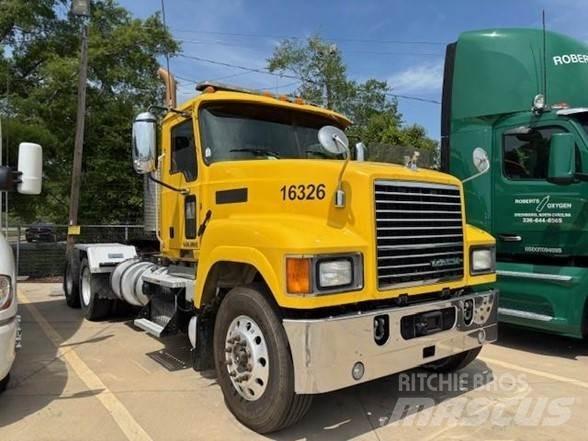 Mack PINNACLE CHU613 وحدات الجر