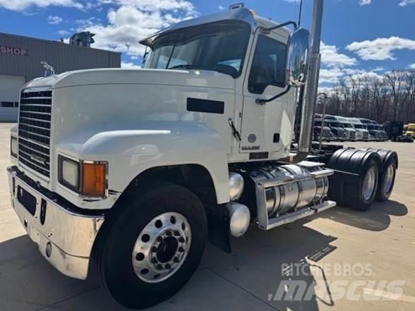 Mack PINNACLE CHU613 وحدات الجر