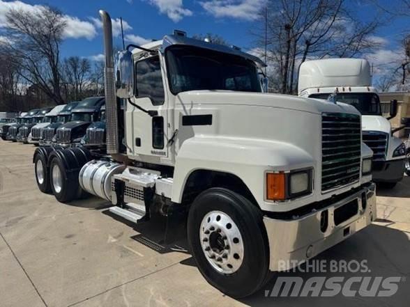 Mack PINNACLE CHU613 وحدات الجر