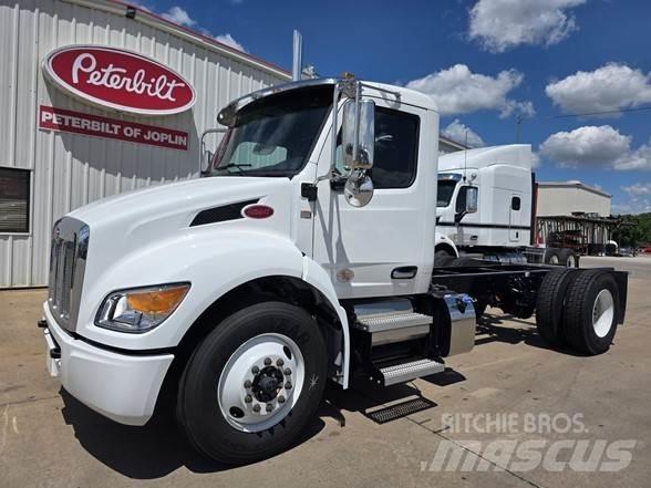 Peterbilt 536 شاحنات بمقصورة وهيكل