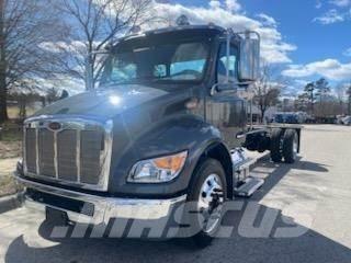Peterbilt 536 شاحنات بمقصورة وهيكل