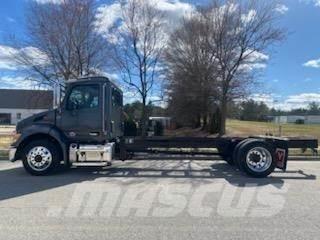 Peterbilt 536 شاحنات بمقصورة وهيكل