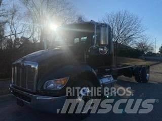 Peterbilt 536 شاحنات بمقصورة وهيكل
