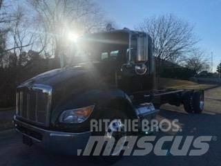 Peterbilt 536 شاحنات بمقصورة وهيكل