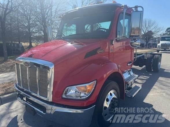 Peterbilt 536 شاحنات بمقصورة وهيكل