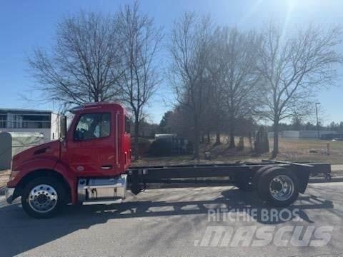 Peterbilt 536 شاحنات بمقصورة وهيكل
