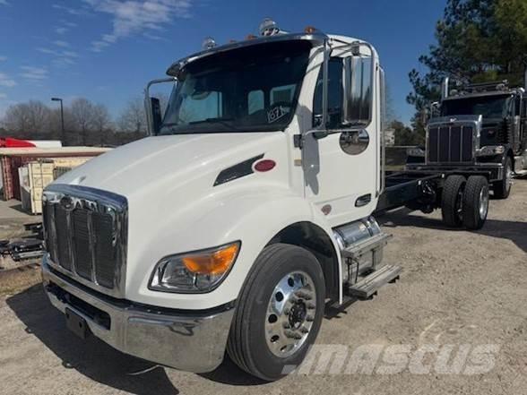 Peterbilt 536 شاحنات بمقصورة وهيكل