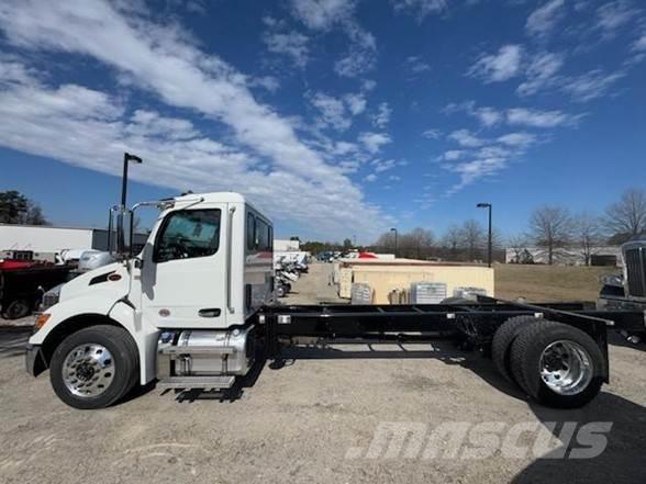 Peterbilt 536 شاحنات بمقصورة وهيكل
