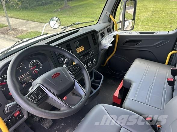 Peterbilt 536 شاحنات ذات هيكل صندوقي