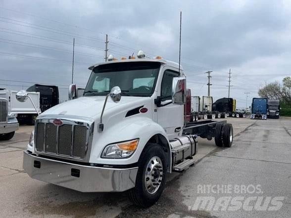 Peterbilt 536 شاحنات بمقصورة وهيكل