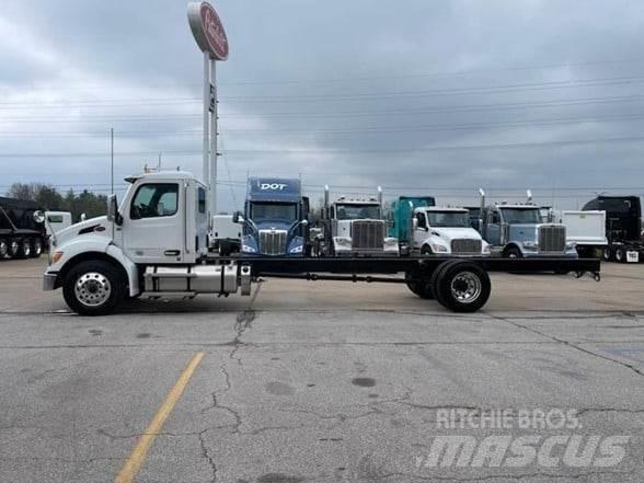 Peterbilt 536 شاحنات بمقصورة وهيكل