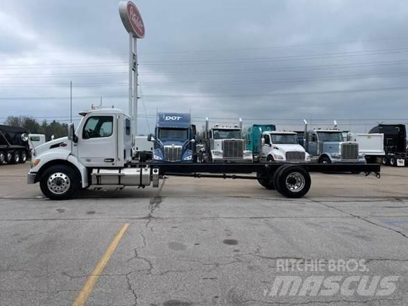 Peterbilt 536 شاحنات بمقصورة وهيكل