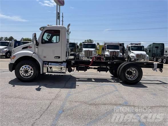 Peterbilt 537 شاحنات بمقصورة وهيكل