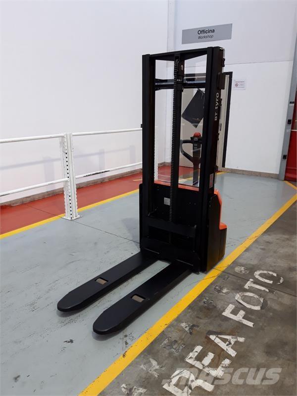 BT SHE100 شاحنات مناولة ذات منصة نقالة يدوية