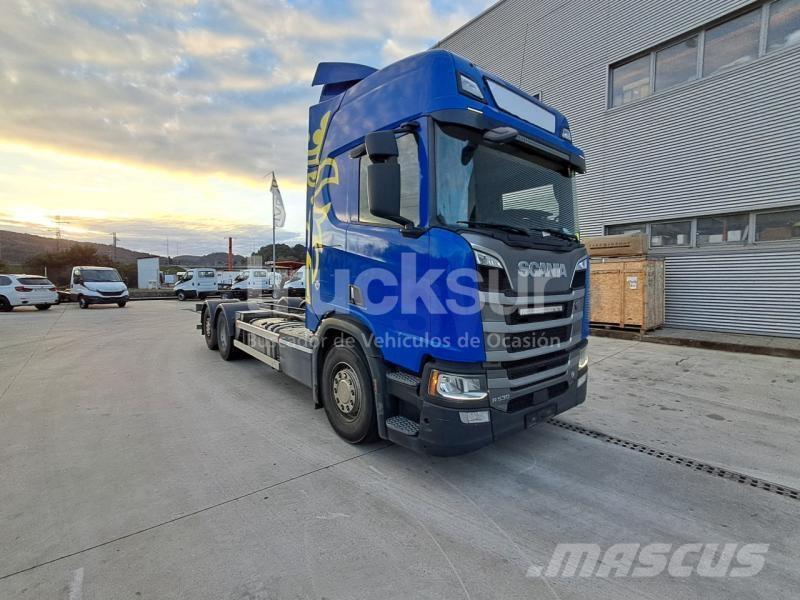 Scania R530 شاحنات بمقصورة وهيكل