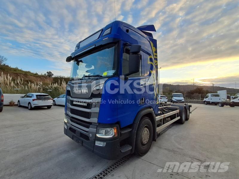 Scania R530 شاحنات بمقصورة وهيكل