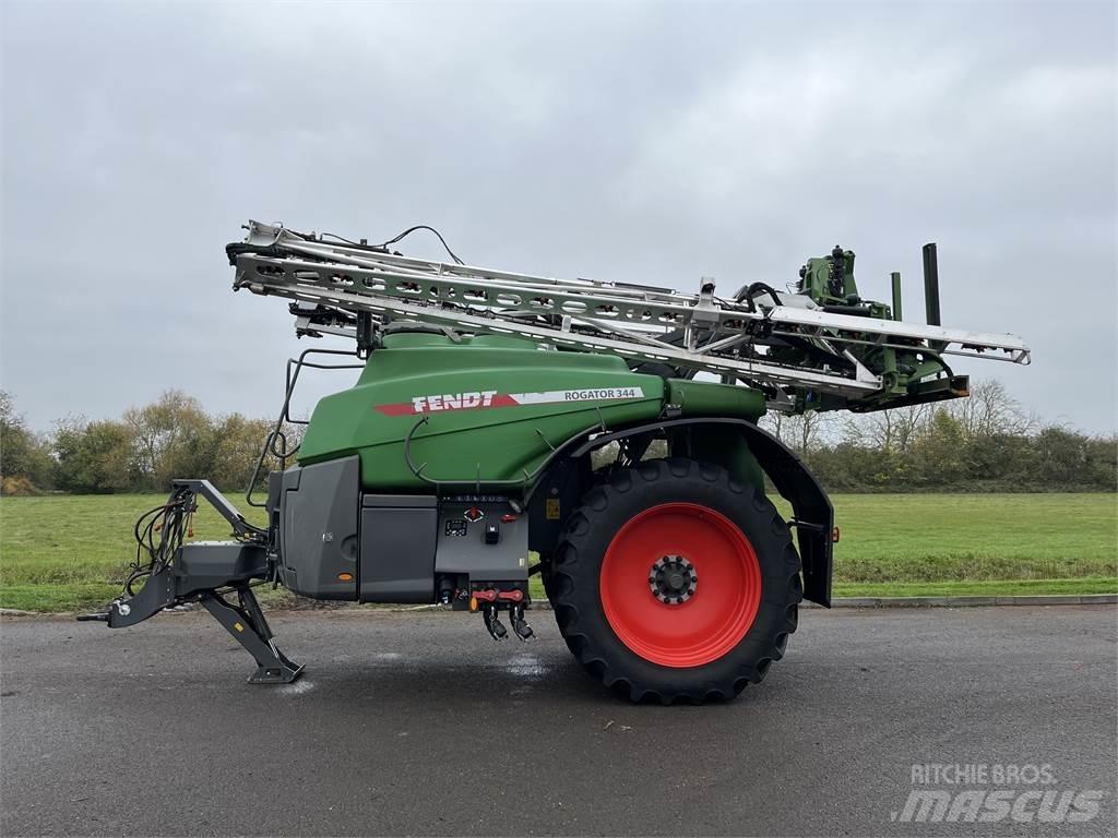 Fendt RG344 الرشاشات